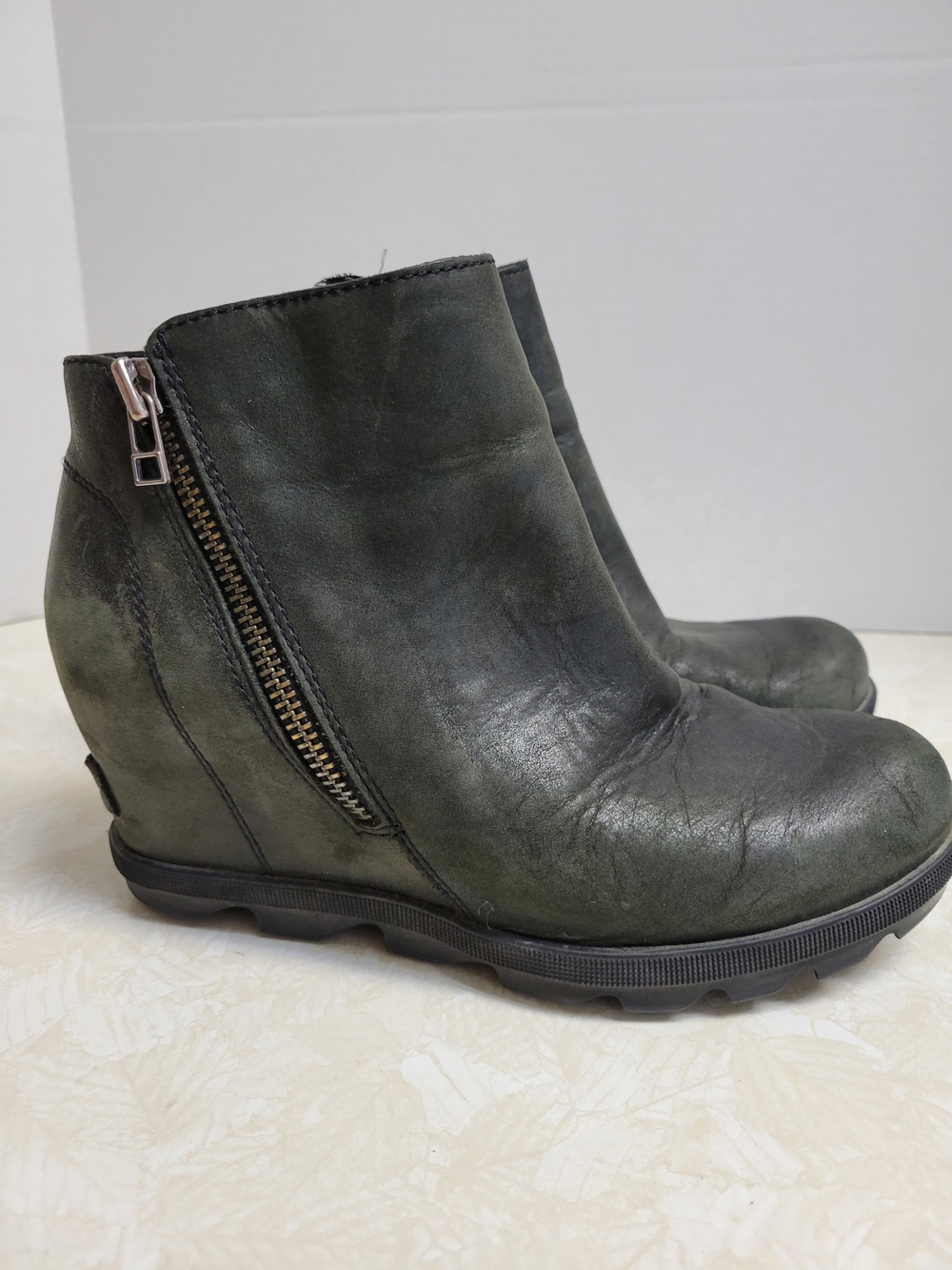 Sorel Olive Green Leather Wedge Ankle Boots with Side Zip